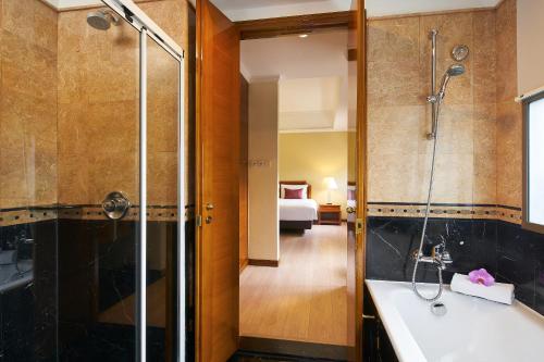 远东酒店集团乌节路公园套房酒店的一间浴室