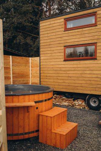 Tiny house s vyhřívacím koupacím sudem