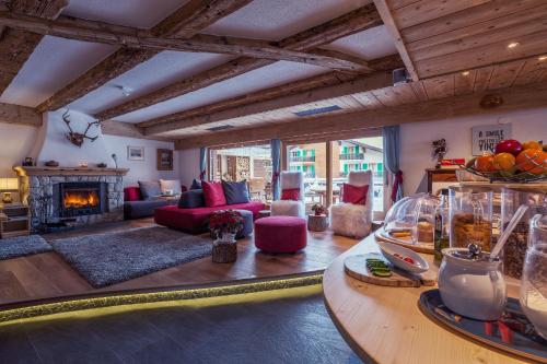 韦尔比耶米拉波酒店的客厅设有红色的沙发和壁炉