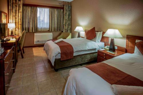 M'kango Golfview Hotel客房内的一张或多张床位