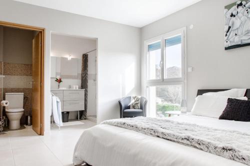 巴尔马维拉埃沃里旅馆的一间白色卧室,配有床和一间浴室