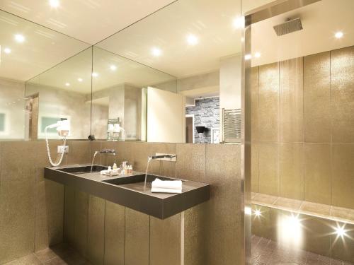 萨沃亚摄政酒店的一间浴室