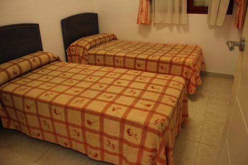 卡尔佩Amatista 12 D - Private的双床间设有2张单人床。