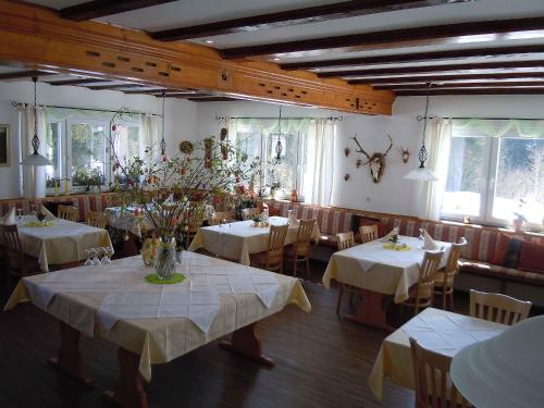 Dachsberg im Schwarzwald克洛斯特维何霍夫酒店的用餐室配有桌椅和白色桌布