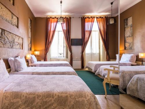 波尔图佩德拉伊比利亚酒店的酒店客房带四张床和两扇窗户