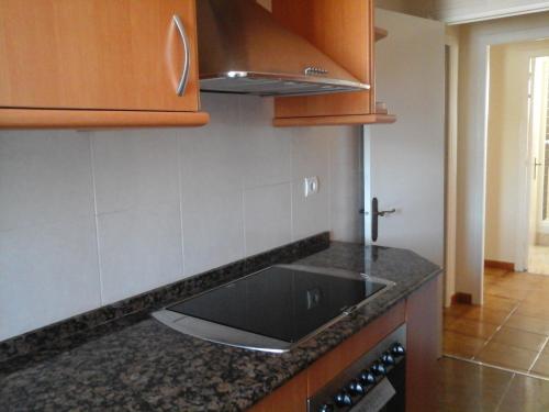 略夫雷加特河畔奥斯皮塔莱特阿蒂科索雷亚德公寓的厨房配有水槽和台面
