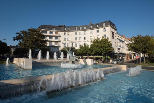 昂热格兰德酒店的建筑物前的喷泉