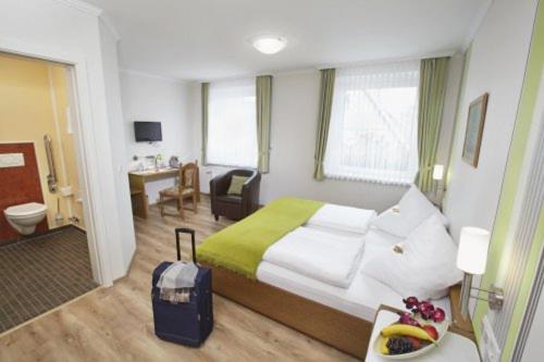 瓦尔施泰因Hotel Lindenhof的配有一张床和一张书桌的酒店客房