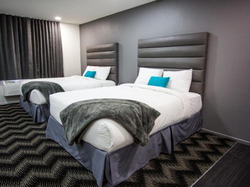 拉斯维加斯Siegel Select LV Strip-Convention Center的酒店的客房 - 带两张带枕头的床