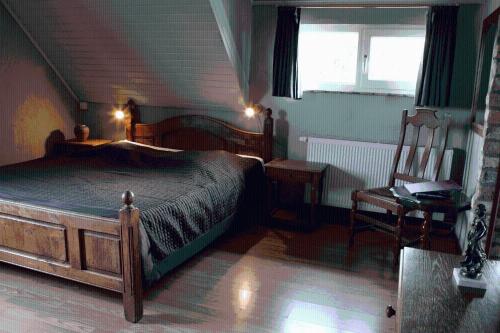 泽伊恩克尔克多福斯特餐厅酒店的卧室配有床、椅子和窗户。