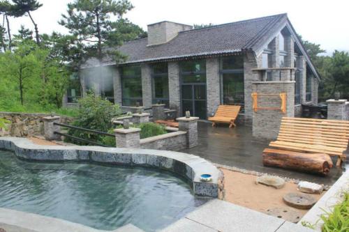 怀柔长城的家的庭院中带游泳池的房子