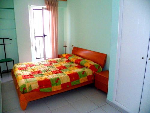 珀特萨普拉亚Valencia Port Saplaya的一间卧室配有一张带五颜六色被子的床