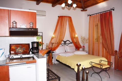 斯塔菲罗斯阿蒂米斯简易别墅的一间卧室配有一张带橙色窗帘的床