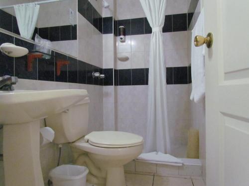 圣萨尔瓦多塞伦娜埃斯卡隆别墅酒店的浴室配有卫生间、盥洗盆和淋浴。