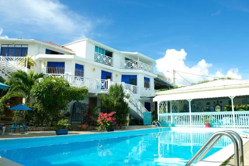 哥西尔Hotel Cap Sud Caraibes的大楼前设有游泳池的酒店