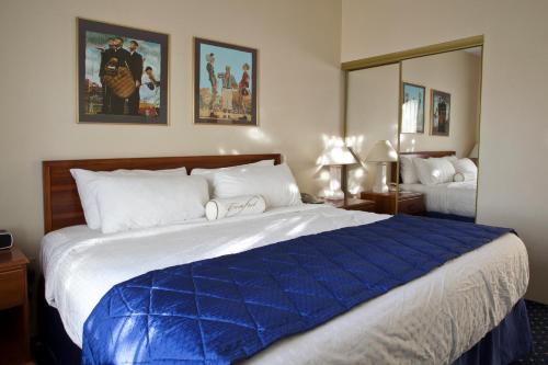 南本德Hilton Vacation Club Varsity Club South Bend, IN的一间卧室配有一张带蓝色毯子的大床