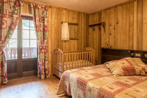 雷梅斯-诺特雷-达梅雪球酒店的一间卧室设有一张床和一个窗口