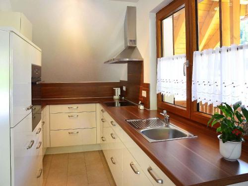 拉尔Apartments Zipperhof的厨房设有水槽和窗户。