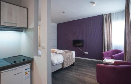 贝尔格莱德萨瓦马拉别墅公寓的酒店客房带一张床和紫色的墙壁
