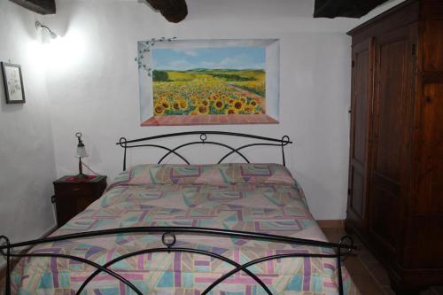 拉波拉诺泰尔梅Armaiolo Relax的一间卧室配有一张壁画床