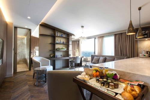 伊斯坦布尔贵族22号套房公寓式酒店 - 特殊类别的厨房以及带桌椅的起居室。