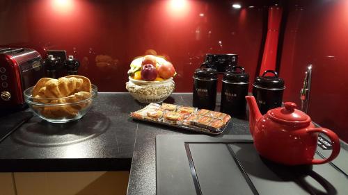 阿伯丁Lochnagar Guest House的厨房柜台配有带茶壶和食物的桌子