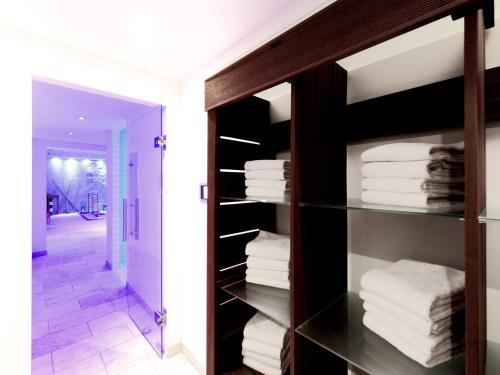 凯尔海姆多美罗凯尔海姆酒店的一间设有衣柜和毛巾的房间