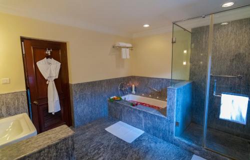 萨瓦伊马多普尔Sawai Madhopur Lodge - IHCL SeleQtions的带淋浴、浴缸和盥洗盆的浴室