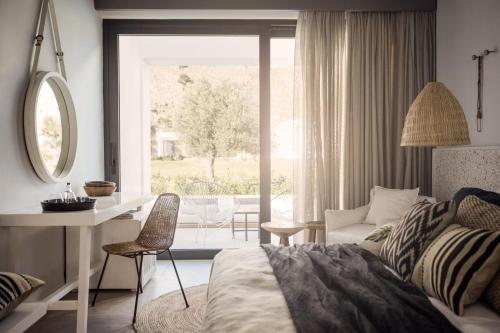 科林比亚罗德库克酒店（仅限成人）的一间卧室配有一张床、一张书桌和一个窗户。