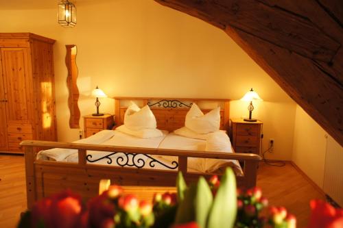 海瑞星阿莫斯博思特酒店的一间卧室配有带白色床单和枕头的床。
