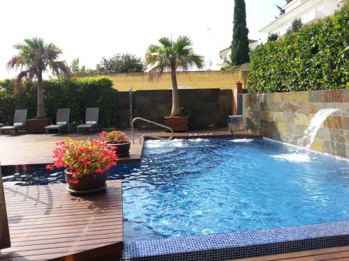 圣维森特-德蒙塔尔特蒙塔尔玛酒店的庭院内带喷泉的大型游泳池
