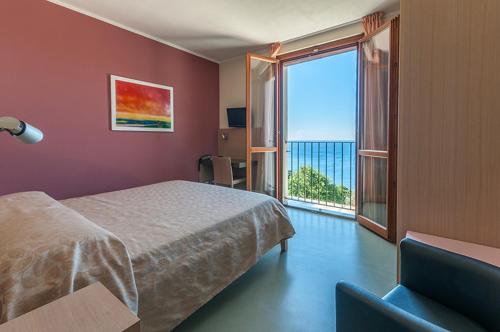 贝尔杰吉奥罗佛得旅馆的一间卧室设有一张床和一个大窗户