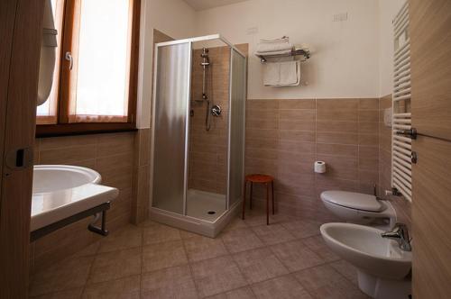 贝尔杰吉奥罗佛得旅馆的带淋浴、两个卫生间和水槽的浴室