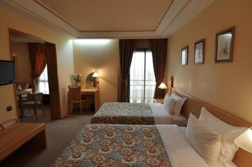 非斯瓦斯姆酒店的配有一张床和一张书桌的酒店客房