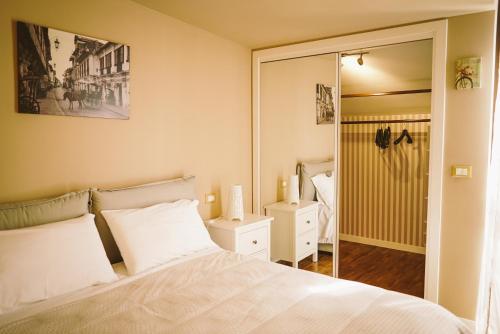 圣塞韦罗B&B Porta San Marco的一间卧室配有一张床和一面大镜子