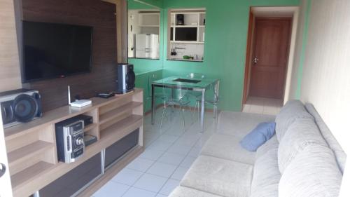 马瑙斯Ajuricaba Suites 6的带沙发和电视的客厅