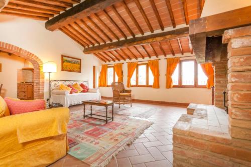 MontisiBorgo La Grancia的带沙发和壁炉的客厅