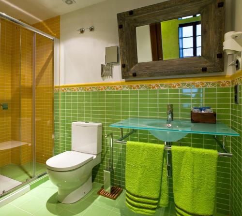 普韦布拉桑纳比亚莱莱斯旅舍的绿色浴室设有卫生间和水槽