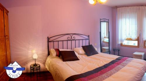 坎弗兰克埃斯塔西翁坎夫兰克埃斯塔西翁阿尔图5号酒店的一间卧室设有一张紫色墙壁的大床