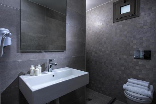赫索尼索斯Casa Bianca Adults Only "by Checkin"的浴室配有白色水槽和卫生间。