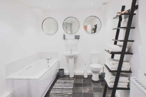 哈利法克斯Discovery Suite – Simple2let Serviced Apartments的一间带水槽、卫生间和镜子的浴室