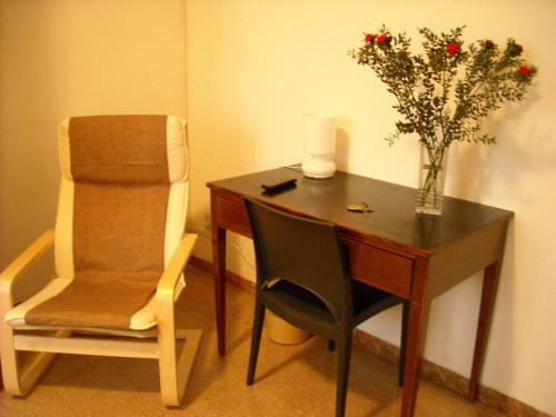 梅斯特圣塞文洛威尼斯B&B酒店的一张桌子、一把椅子和花瓶