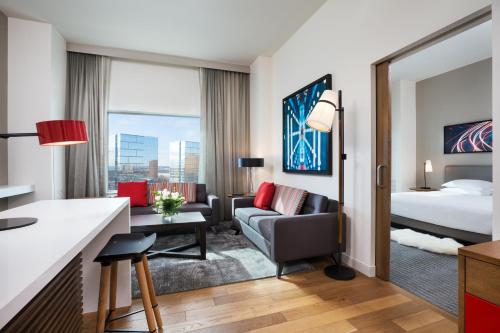 布卢明顿Hyatt Regency Bloomington - Minneapolis的小型套房设有一张特大号床和一间客厅