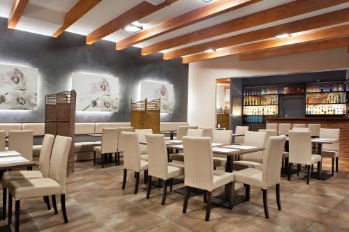 希隆斯克地区佩卡雷斯塔拉卡梅尼察酒店的一间带桌椅的餐厅和一间酒吧