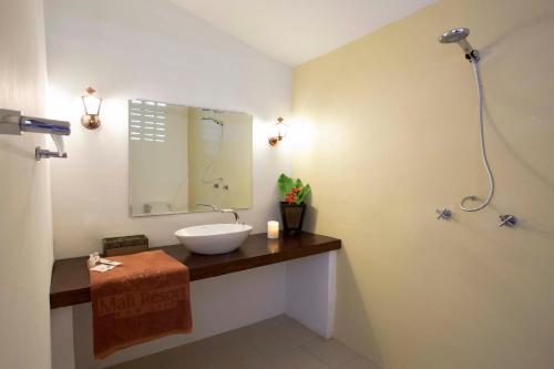 利普岛芭堤雅海滩马里度假酒店的一间浴室