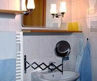费茨肖马基斯膳食公寓酒店的一间带水槽和镜子的浴室