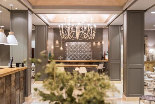 瓦伦西亚文奇莱斯酒店的一间带桌子和吊灯的用餐室