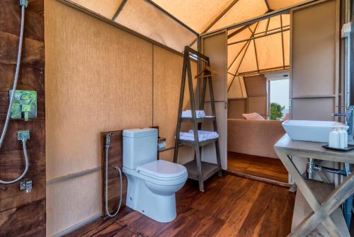 卡尔皮蒂耶柯戴夫帐篷营地的帐篷内的浴室设有卫生间和水槽。