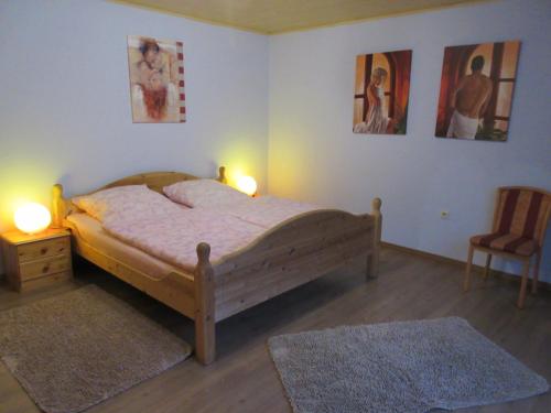 施尔奇Ferienhaus Schulze的一间卧室配有一张床、两盏灯和一把椅子