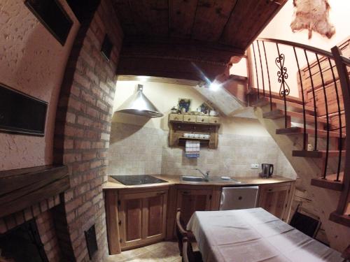 什切尔克Domek w Szczyrku的房屋内的厨房,设有螺旋楼梯